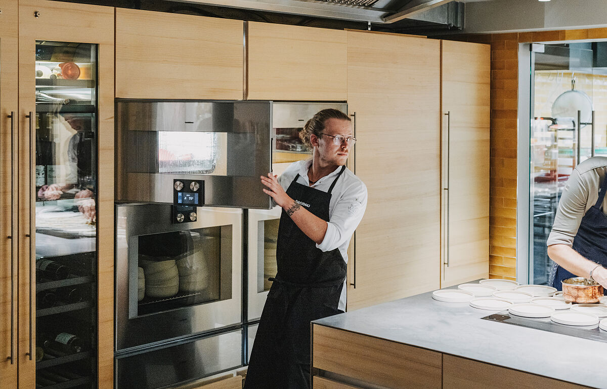 Die offene Küche ermöglicht es Gästen, jeden Zubereitungsschritt mitzuverfolgen.