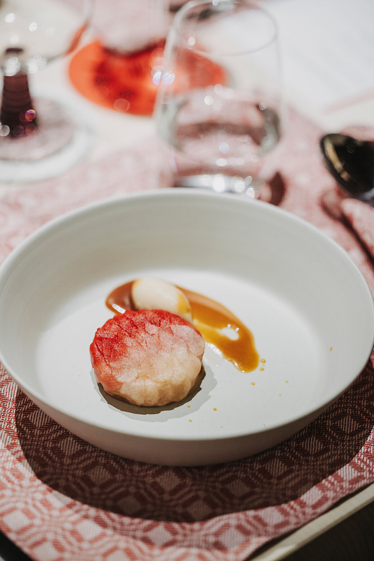 Berühmtes Dessert von Julian Stieger, Küchenchef am Rote Wand Chef’s Table: Bratapfel und Salzkaramell.