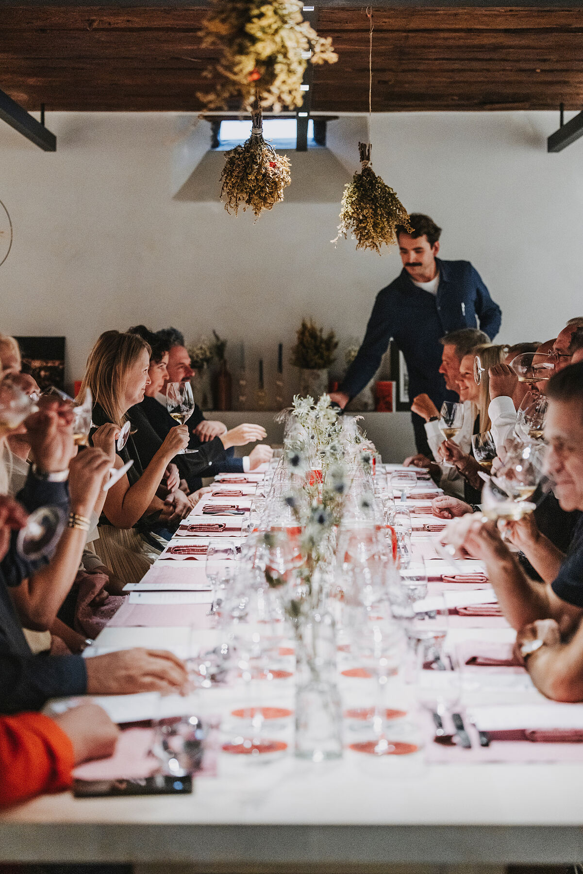 An der langen Tafel für bis zu 24 Personen wird die alpine Küche zelebriert, die Lounge bietet darüber hinaus Platz für Diskussion und inspirierende Begegnungen.