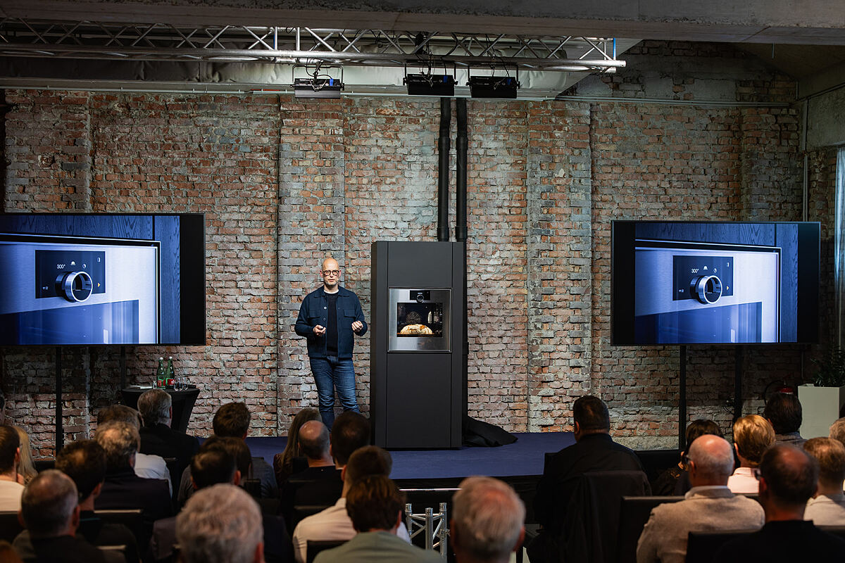 Gaggenau Designer Sören Strayle begeisterte mit faszinierenden Einblicken in die Designphilosophie von Gaggenau und die Entstehungsgeschichte der neuen ikonischen Geräte-Serie