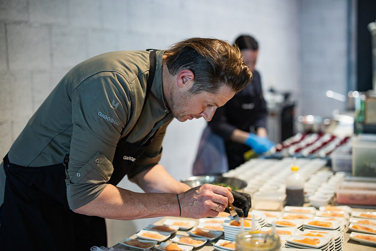 Hannes Müller, Gault Millau Koch des Jahres 2025 und Sternekoch sowie neuer Gaggenau Partner, servierte Kostproben aus seinem vielfach ausgezeichneten Restaurant „Die Forelle“