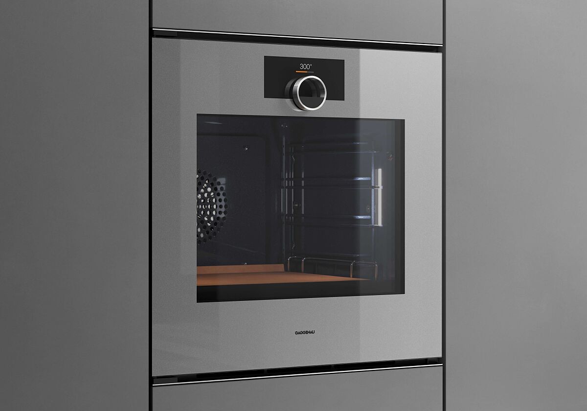 Die Farbvariante Gaggenau Sterling bietet eine etwas hellere Oberfläche, die einen sanften Kontrast zur Umgebung bildet